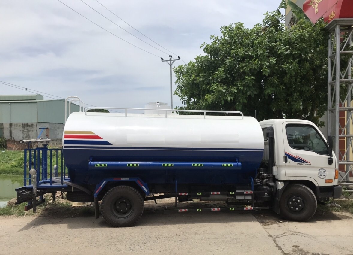 Xe bồn chở nước sạch sinh hoạt tại Hà Nội